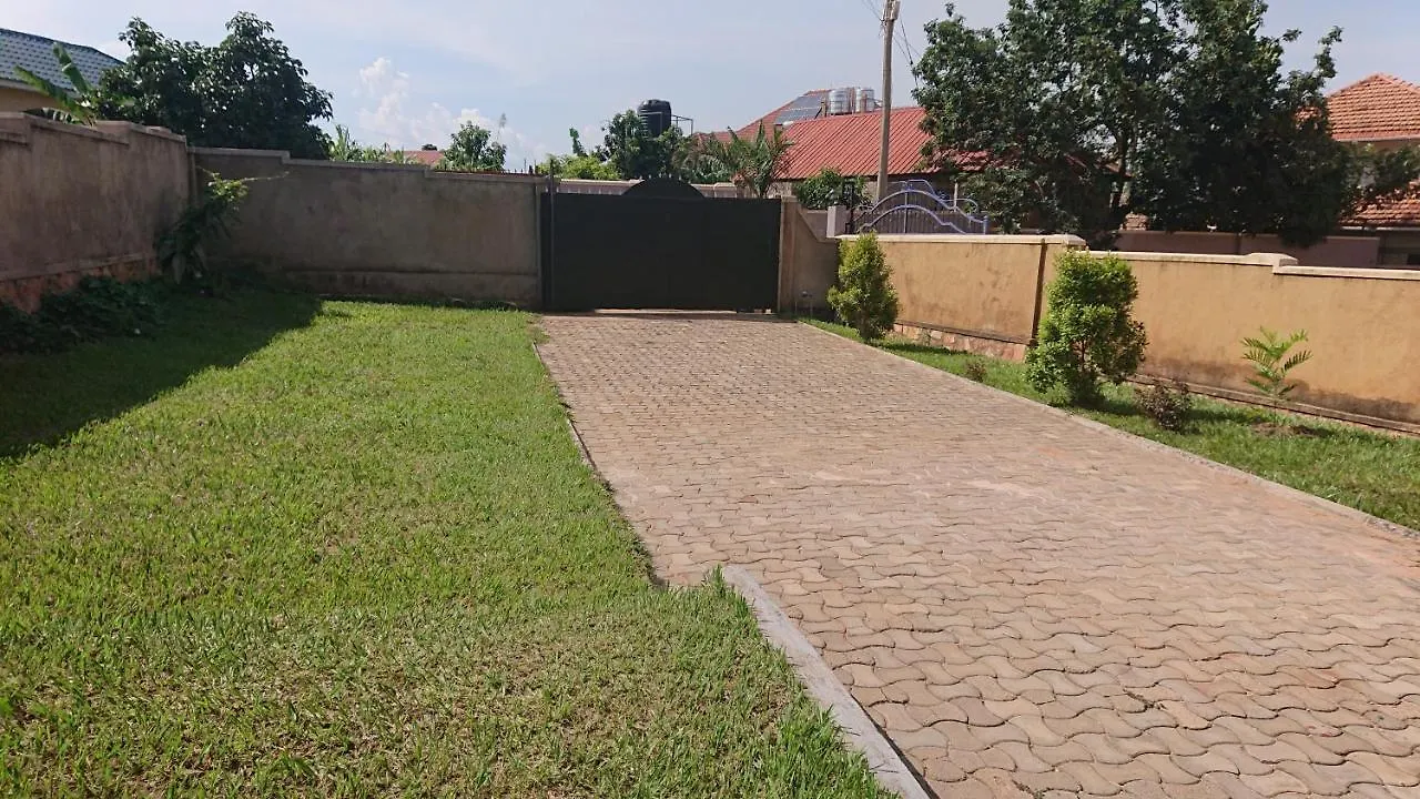 Residential Superb Rooms, With Wifi, Netflix, Parking, Kitchen كامبالا
